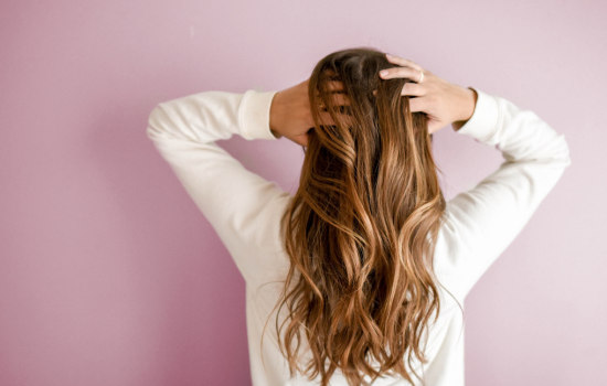 une femme qui perd ses cheveux et cherche solutions pour qu'ils soient en pleine forme